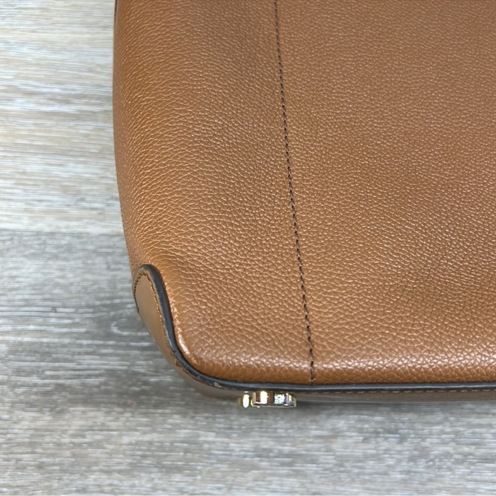 Michael Kors Hayes Bucket Bag! Amazing Condition!! - Picture 8 of 11